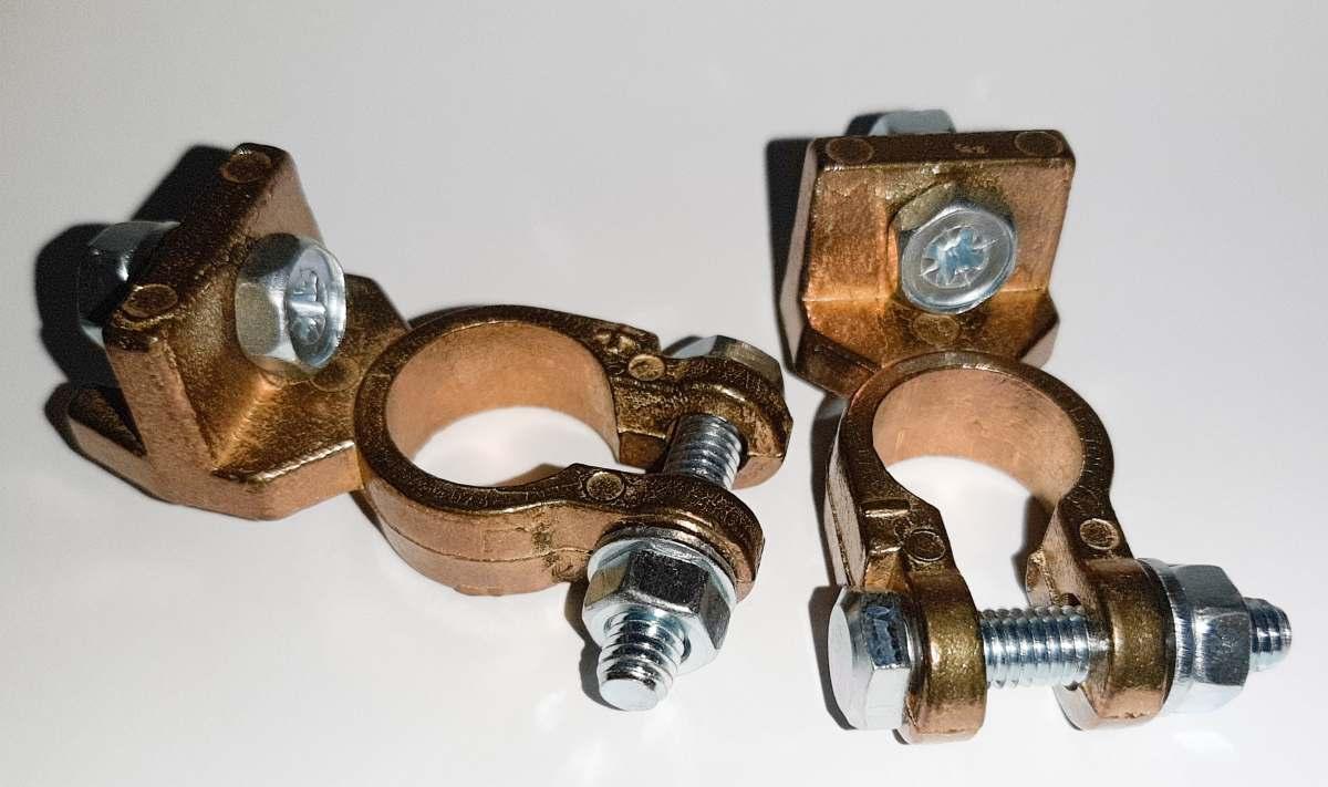 KIT MORSETTI POS E NEG TIPO FORD E APPLICAZIONI CON VITE DA 6 mm (Conf. da 2 pz)