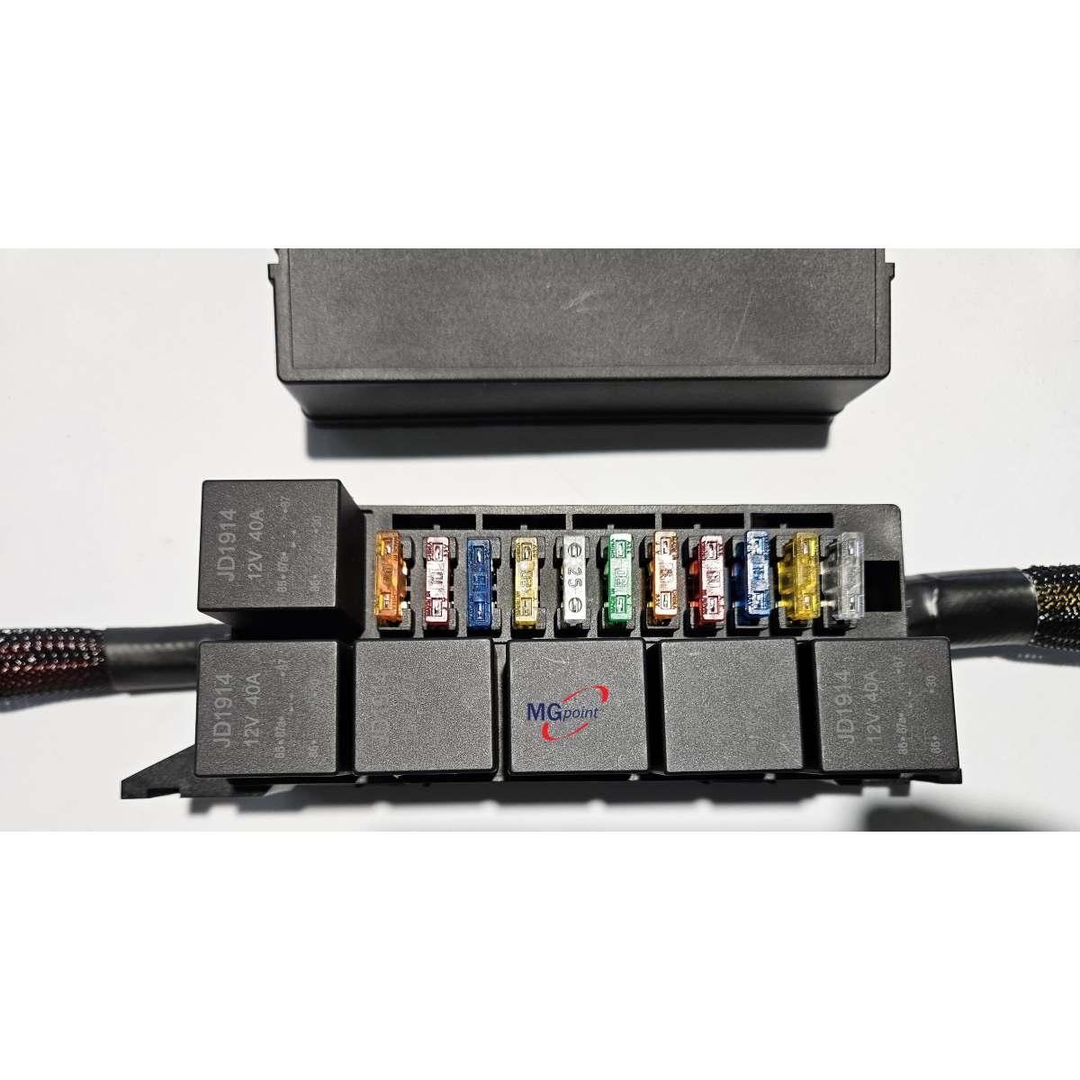 Porta 6 mini relay e 11 fusibili unival compresi con coperchio e cavi collegati