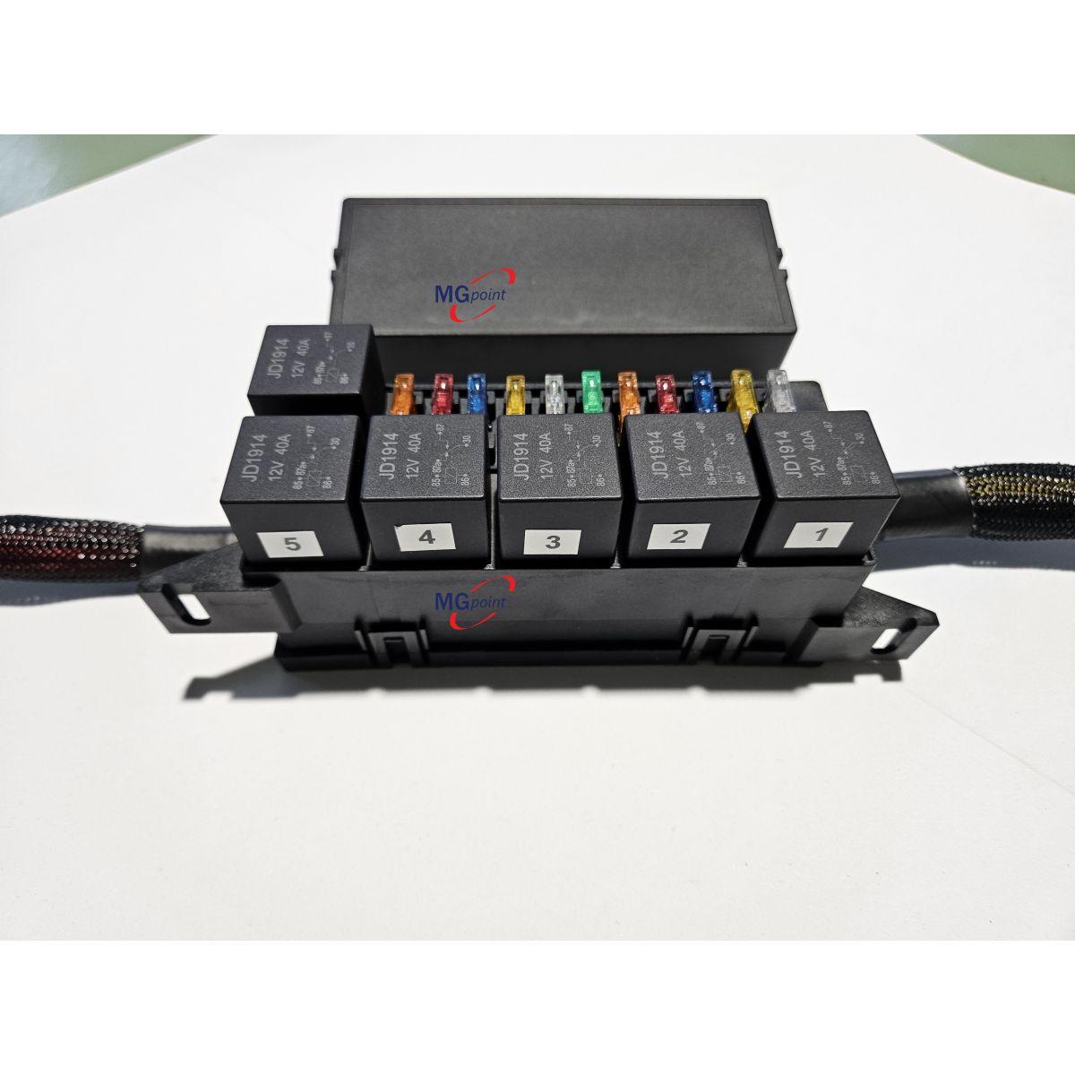 Porta 6 mini relay e 11 fusibili unival compresi con coperchio e cavi collegati