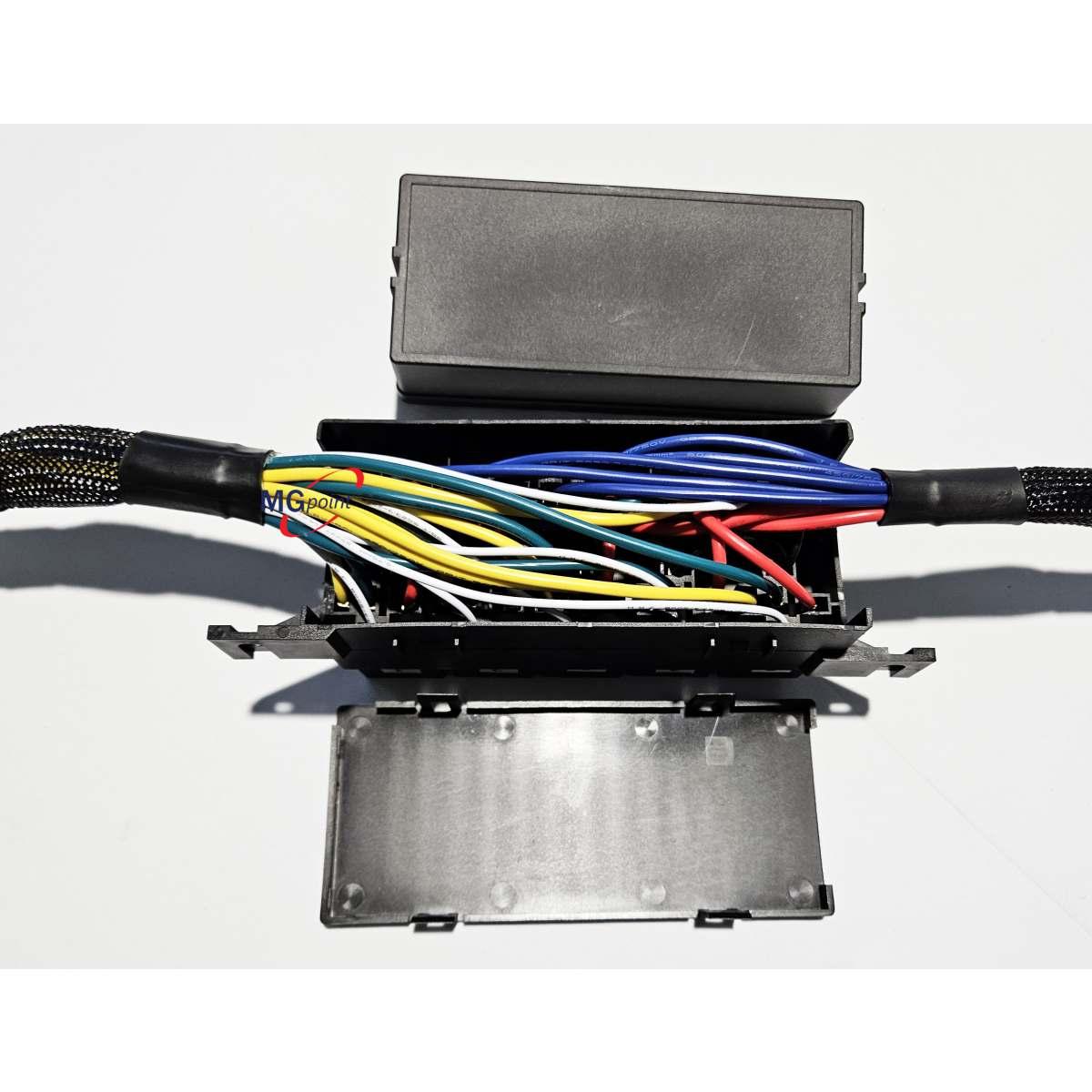 Porta 6 mini relay e 11 fusibili unival compresi con coperchio e cavi collegati