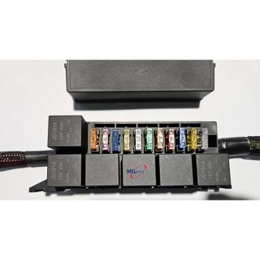 Porta 6 mini relay e 11 fusibili unival compresi con coperchio e cavi collegati