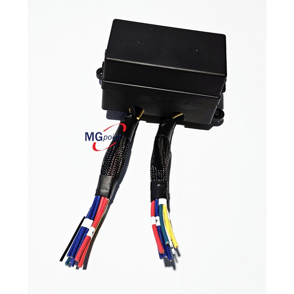 Porta 4 mini relay e 12 fusibili unival compresi con coperchio e cavi collegati