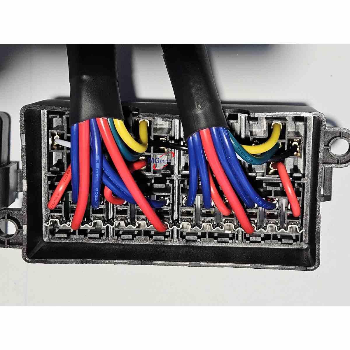 Porta 4 mini relay e 12 fusibili unival compresi con coperchio e cavi collegati